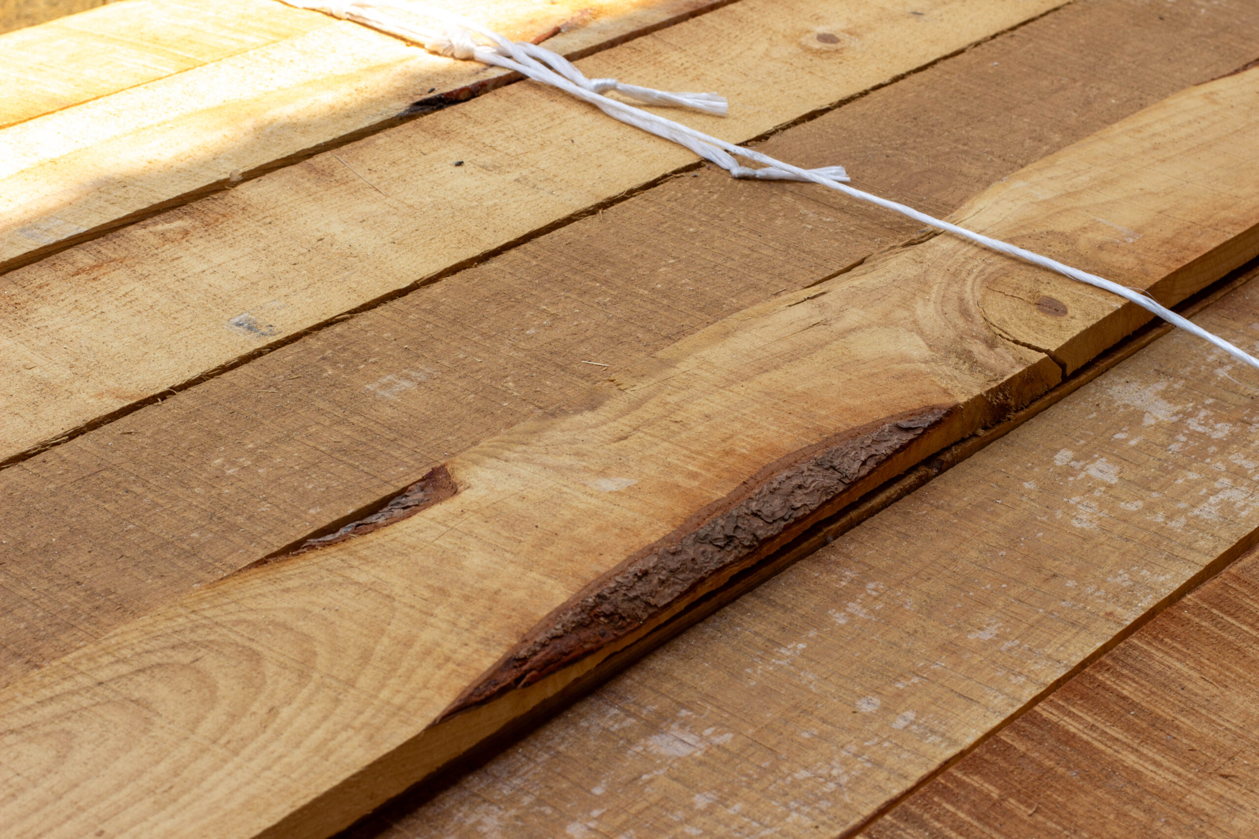 Tablas de madera apiladas para su aprovechamiento